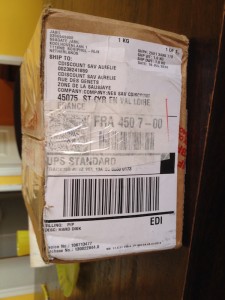 Colis douteux : étiquète UPS adressée au SAV, bande de garantie éclatée ... Ça pu l'embrouille