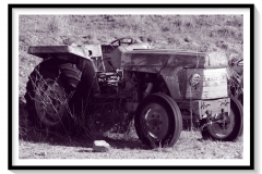 Vieux tracteur, marque inconnue, rouillant au soleil