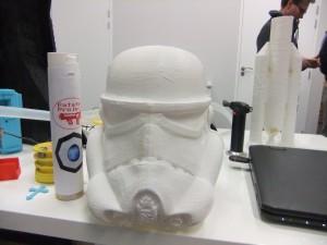 casque de Stormtrooper et Patator en arrière plan